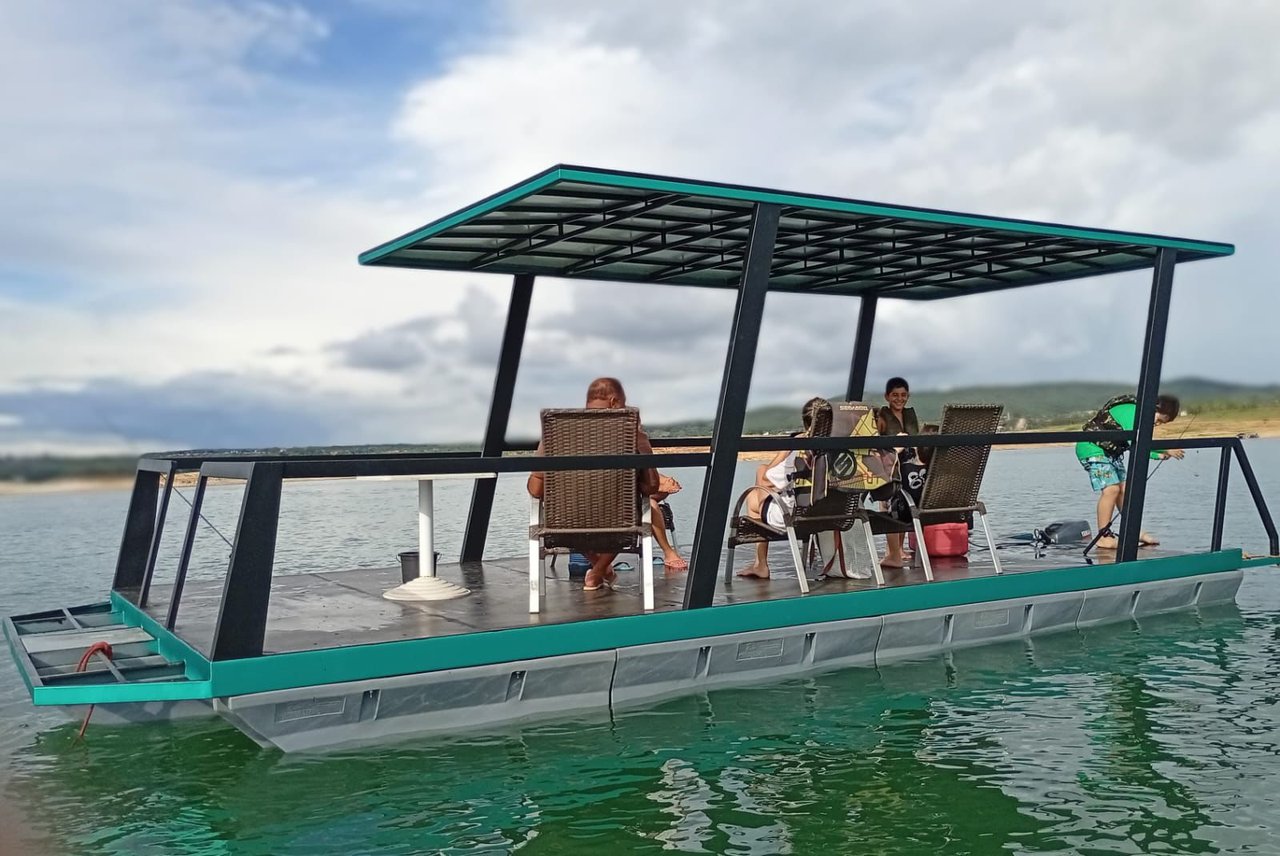 Pontoon flutuante montado com flutuadores Korreto, com família a bordo