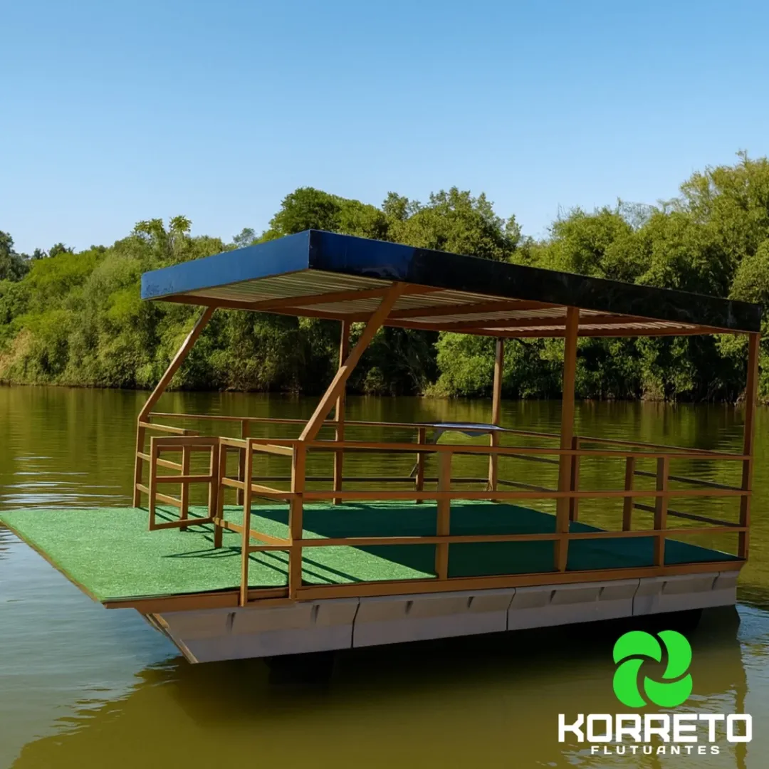 Plataforma flutuante Korreto com churrasqueira, vista lateral na água