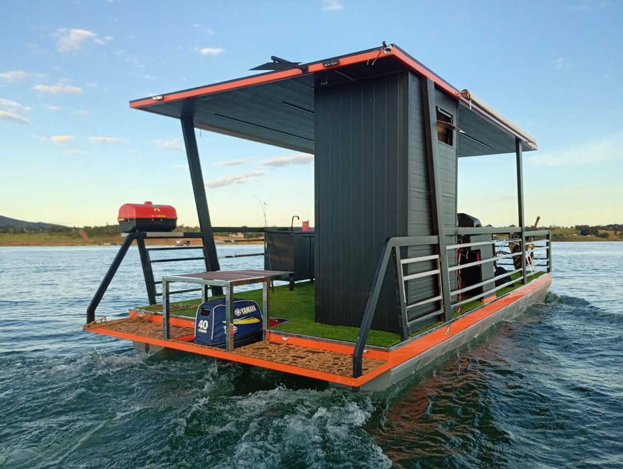 Casa flutuante sobre flutuadores Korreto com motor de popa Yamaha