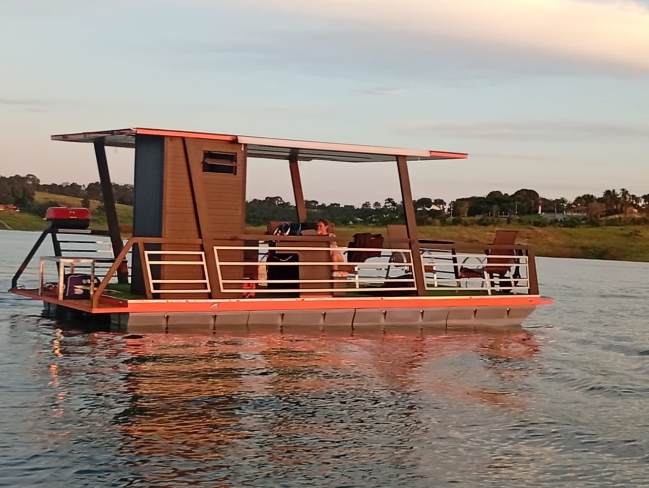 Flutuante com cabine sobre flutuadores Korreto ao pôr do sol